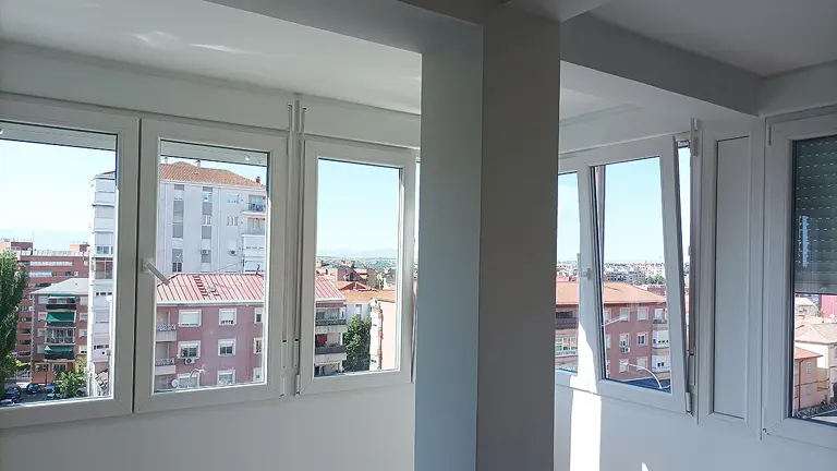 Construcción de dos ventanas con persianas