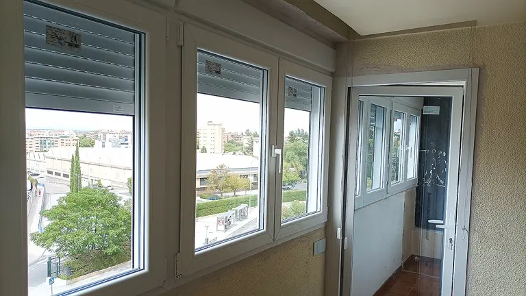 Cerramiento del salón con puerta hacia la terraza